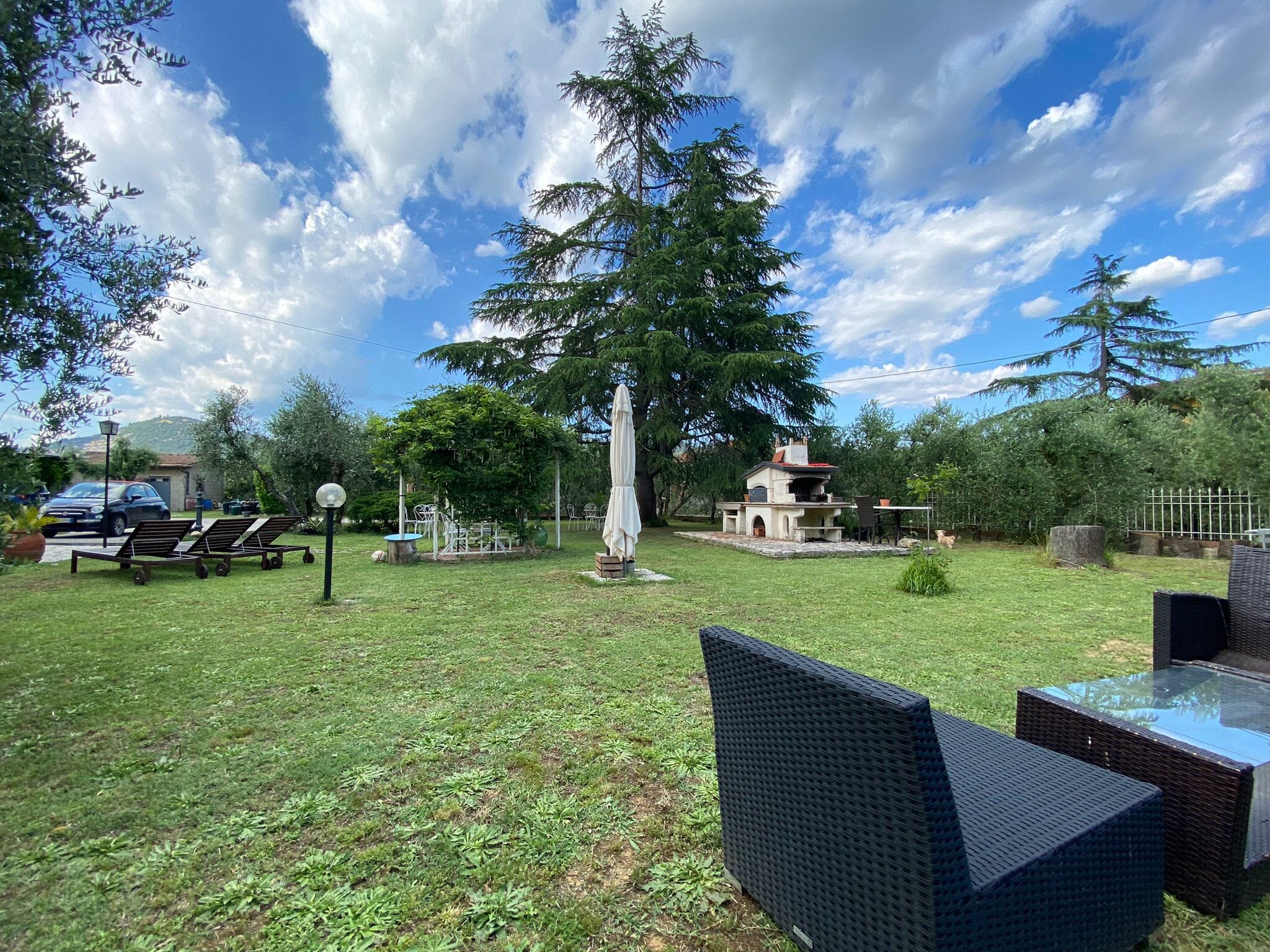 Giardino con barbecue